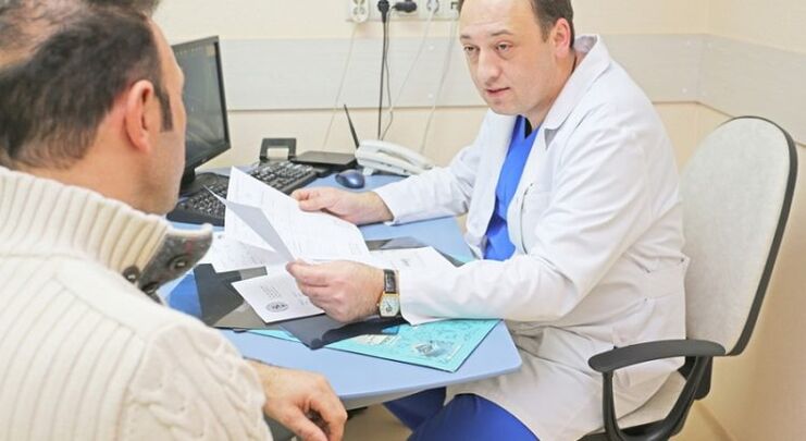 Mees konsulteerib uroloogiga